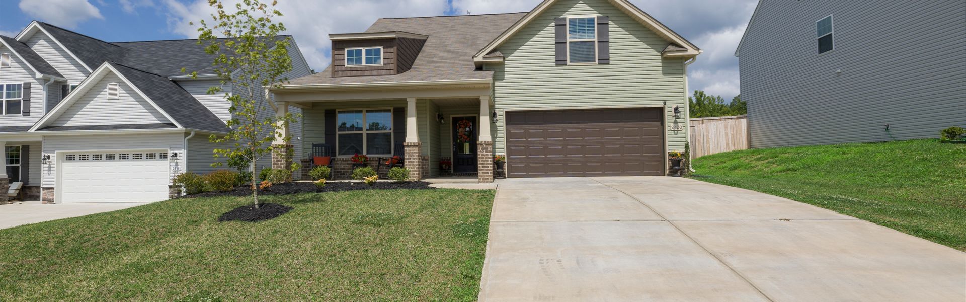 Maison moderne avec driveway - sécurité résidentielle reolink-cameras.com
