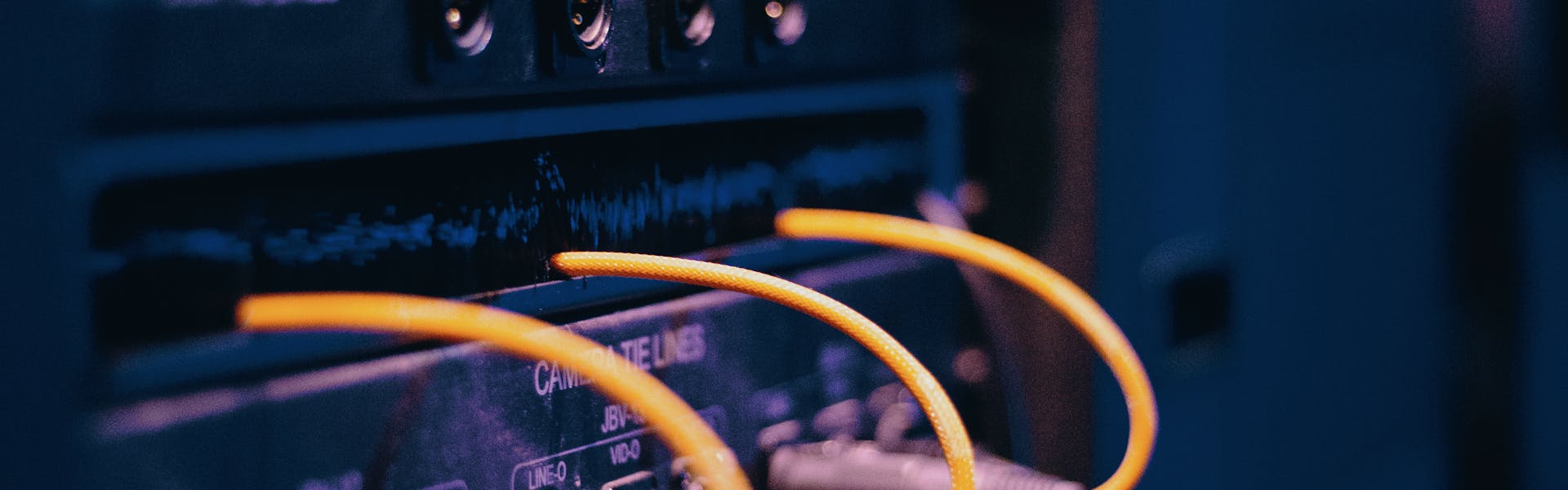 Câbles Ethernet branchés sur rack serveur - caméras PoE Reolink