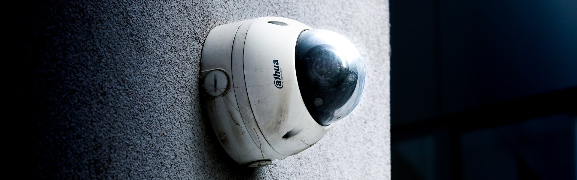 Caméra de surveillance extérieure sur mur béton - Reolink sans fil