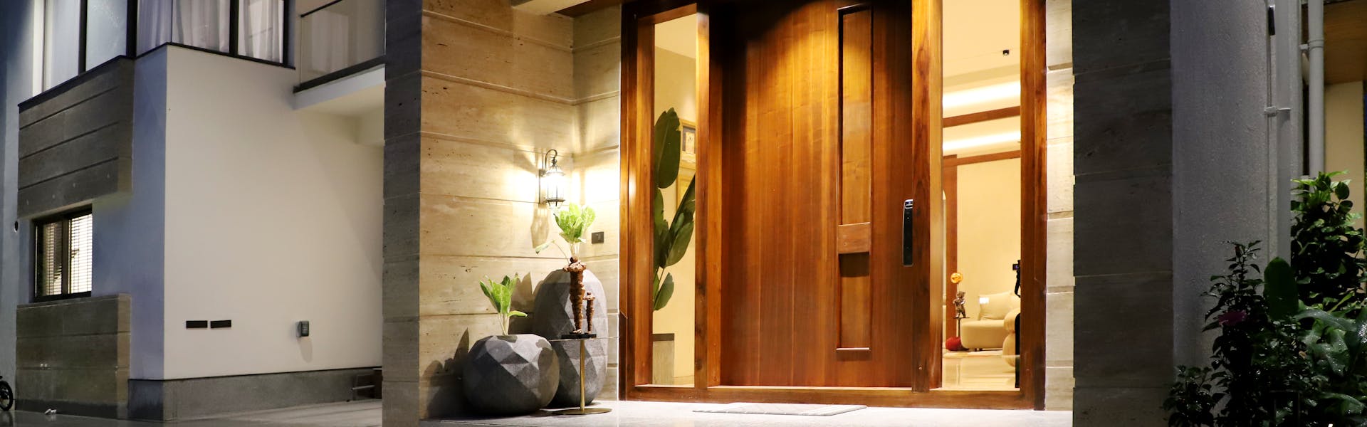 Entrée maison moderne éclairée la nuit - caméras WiFi extérieur Reolink