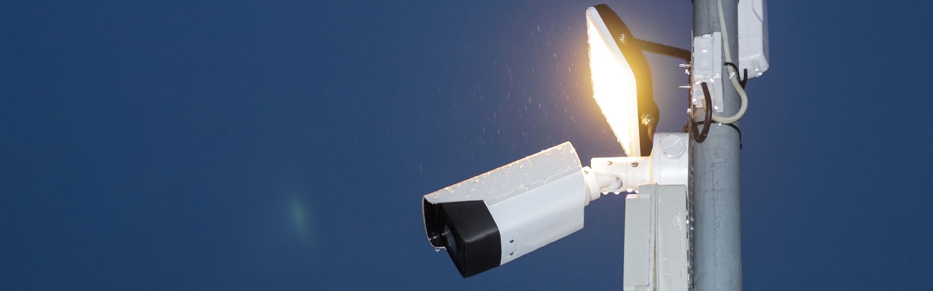 Caméra de surveillance sous ciel bleu - comparatif modèles Reolink 2026